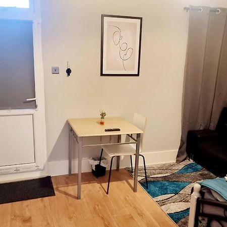 Stylish Apartment, Self Check-In, Ideal 4 Contractors, 25Mins To Gatwick Airport ืทอร์นตันเฮลท์ ภายนอก รูปภาพ