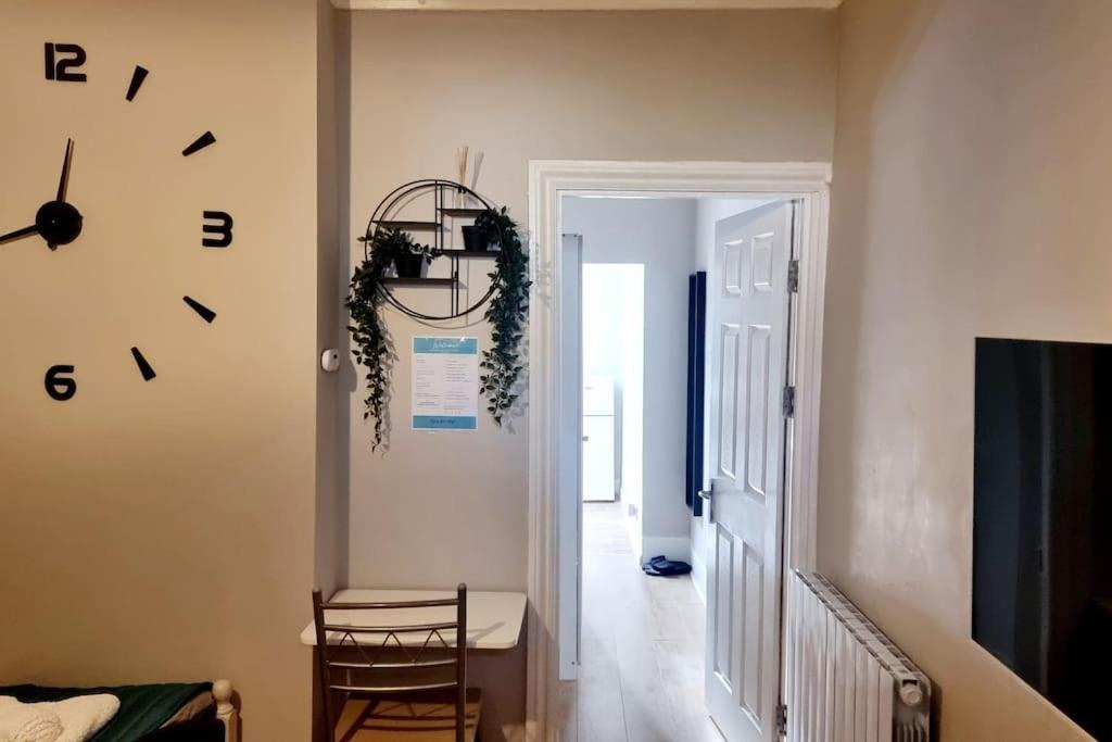 Stylish Apartment, Self Check-In, Ideal 4 Contractors, 25Mins To Gatwick Airport ืทอร์นตันเฮลท์ ภายนอก รูปภาพ