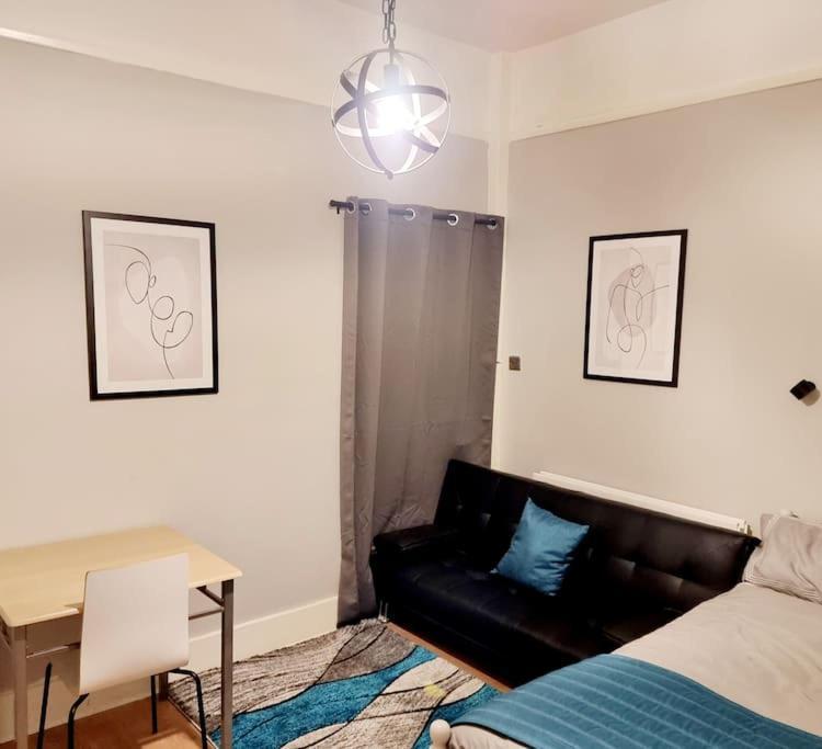 Stylish Apartment, Self Check-In, Ideal 4 Contractors, 25Mins To Gatwick Airport ืทอร์นตันเฮลท์ ภายนอก รูปภาพ