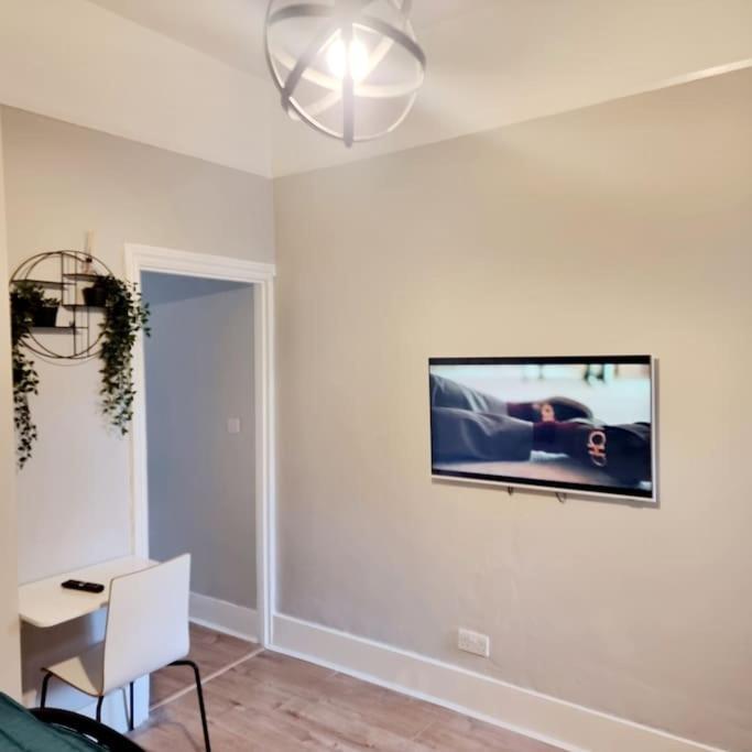 Stylish Apartment, Self Check-In, Ideal 4 Contractors, 25Mins To Gatwick Airport ืทอร์นตันเฮลท์ ภายนอก รูปภาพ