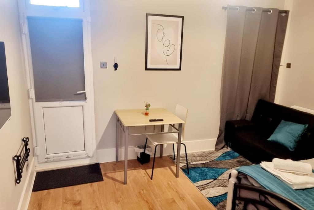 Stylish Apartment, Self Check-In, Ideal 4 Contractors, 25Mins To Gatwick Airport ืทอร์นตันเฮลท์ ภายนอก รูปภาพ