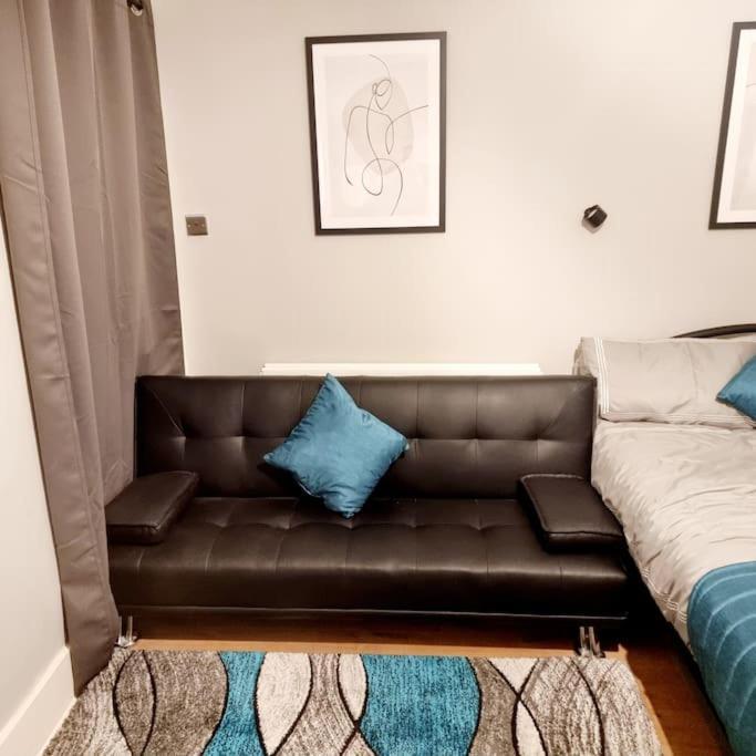 Stylish Apartment, Self Check-In, Ideal 4 Contractors, 25Mins To Gatwick Airport ืทอร์นตันเฮลท์ ภายนอก รูปภาพ