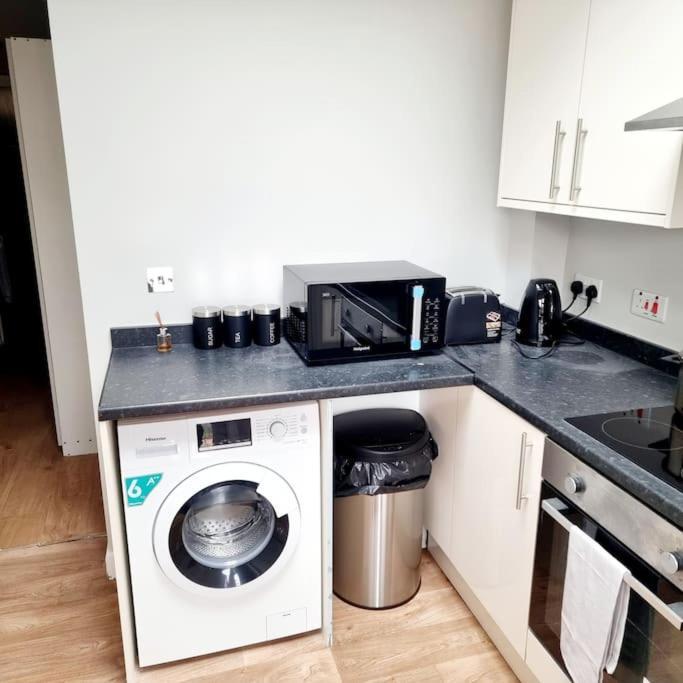 Stylish Apartment, Self Check-In, Ideal 4 Contractors, 25Mins To Gatwick Airport ืทอร์นตันเฮลท์ ภายนอก รูปภาพ