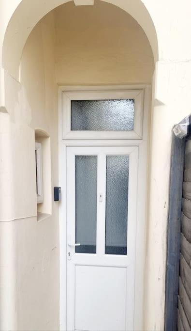 Stylish Apartment, Self Check-In, Ideal 4 Contractors, 25Mins To Gatwick Airport ืทอร์นตันเฮลท์ ภายนอก รูปภาพ